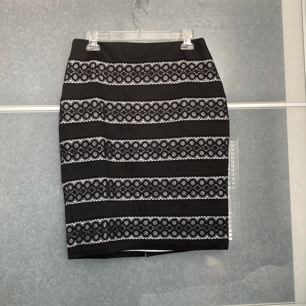 NWT, WHBM, beautiful black and white pencil skirt,